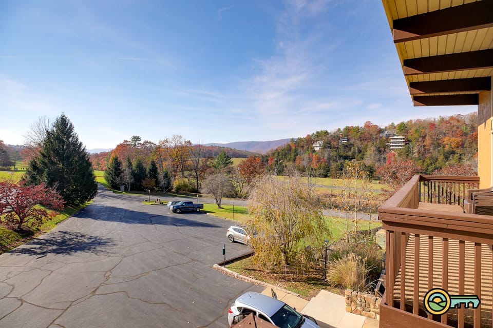 View of golf course, mountains, and Bryce Resort airport