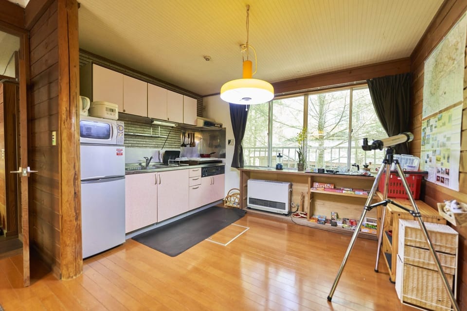 A stove, refrigerator, microwave oven, and electric kettle are installed.