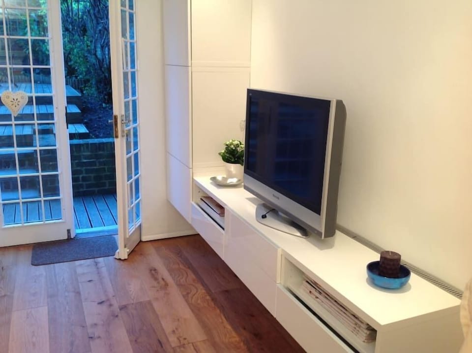 additional storage in the Studio room.  TV and high speed WiFi