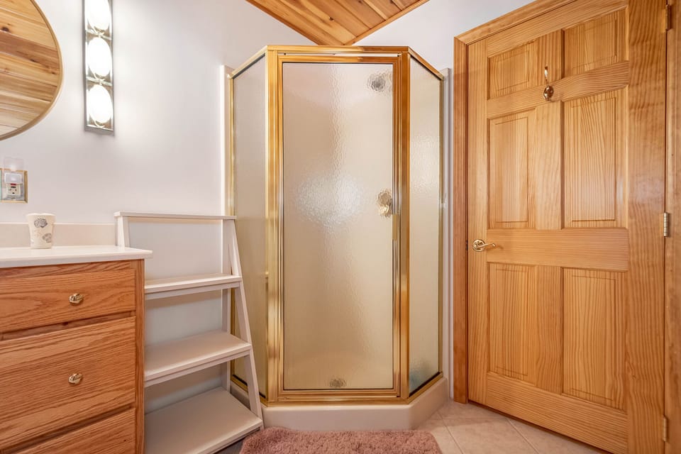 WoodedBliss_ULBathroom_3