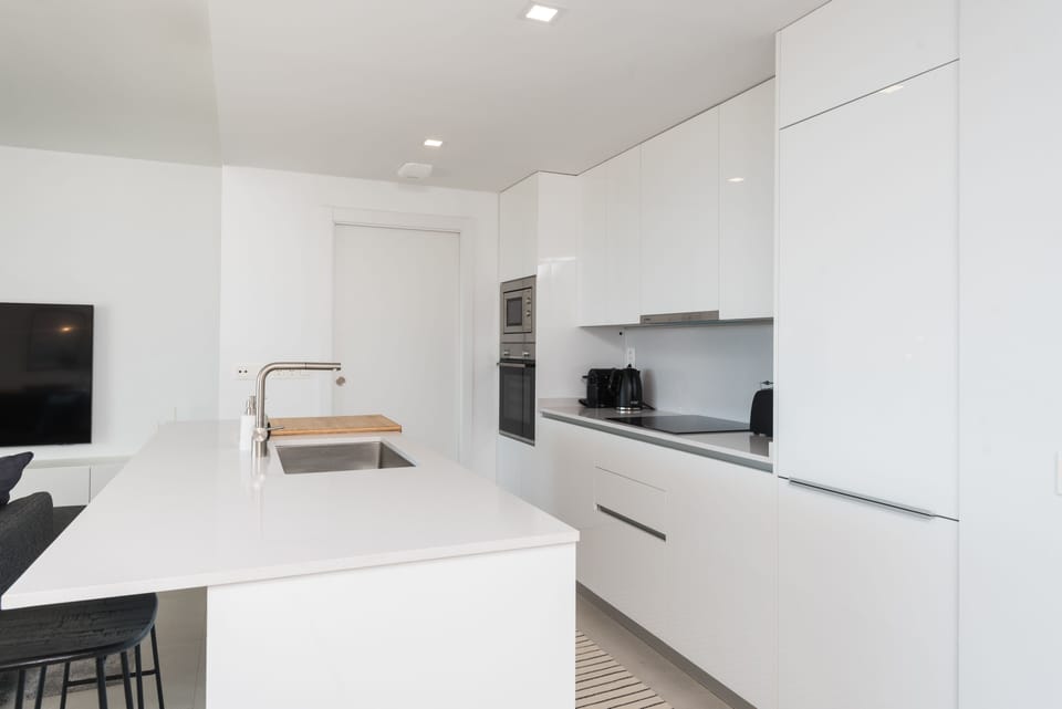Kitchen island in the well equiped kitchen