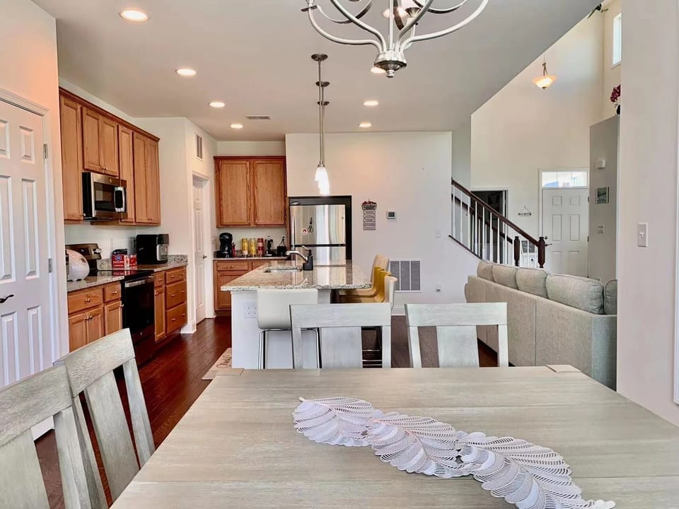 Kitchen island has 5 chairs