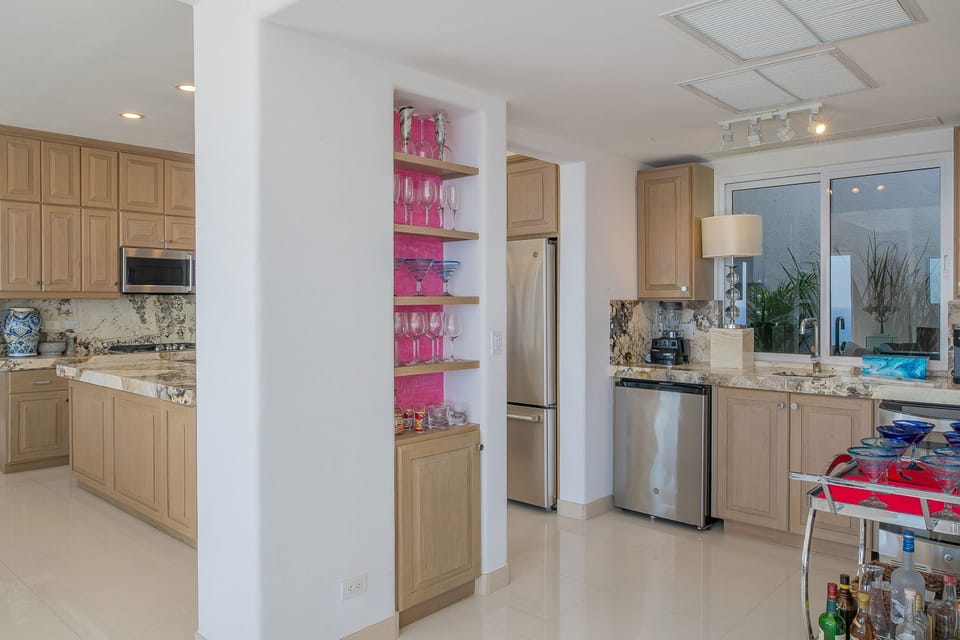 Fully equipped kitchen with cocktail glasses available