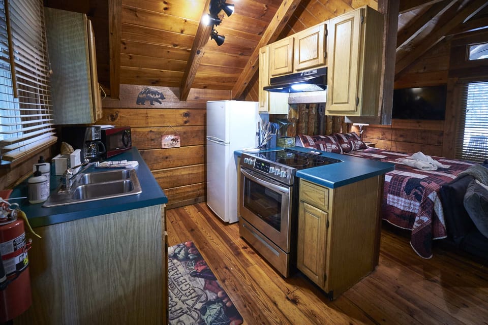 Alongside all basic appliances, the cabin has cookware, dishes, glasses & utensils to cook & enjoy any meal together