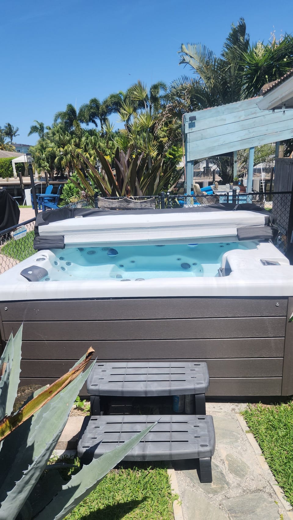 6-seater hot tub
