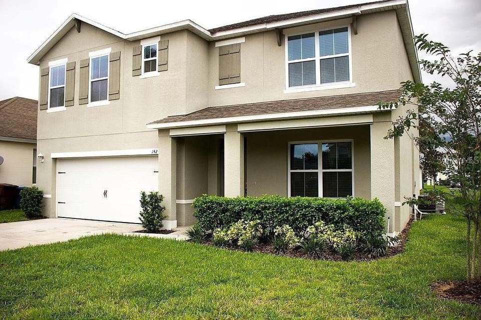 Driveway parking ( 4 cars) 