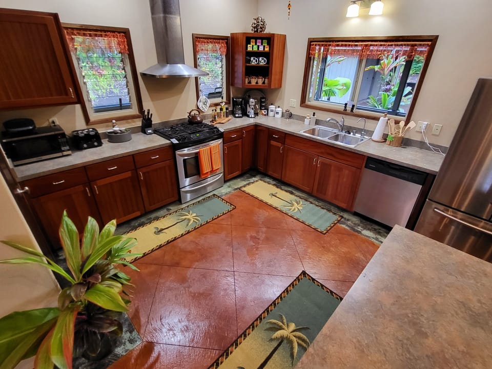 Well equipped kitchen with gas conventional oven. 