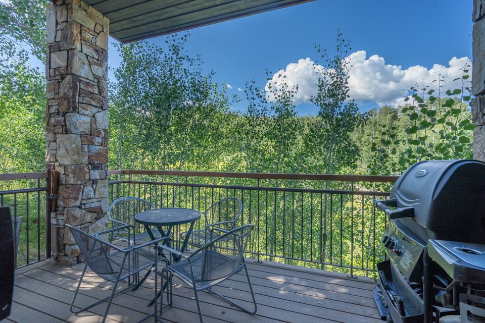 2.0-sunshine-at-terraces-telluride-vacation-rental-deck-bbq-view1