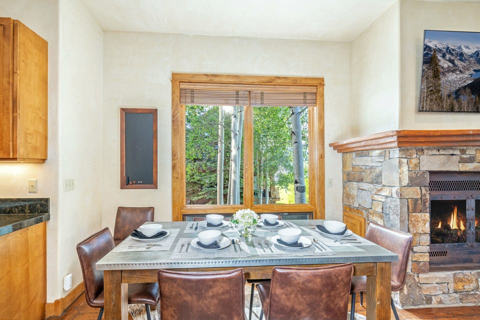3.2-sunshine-at-terraces-telluride-vacation-rental-dining-room1-edit