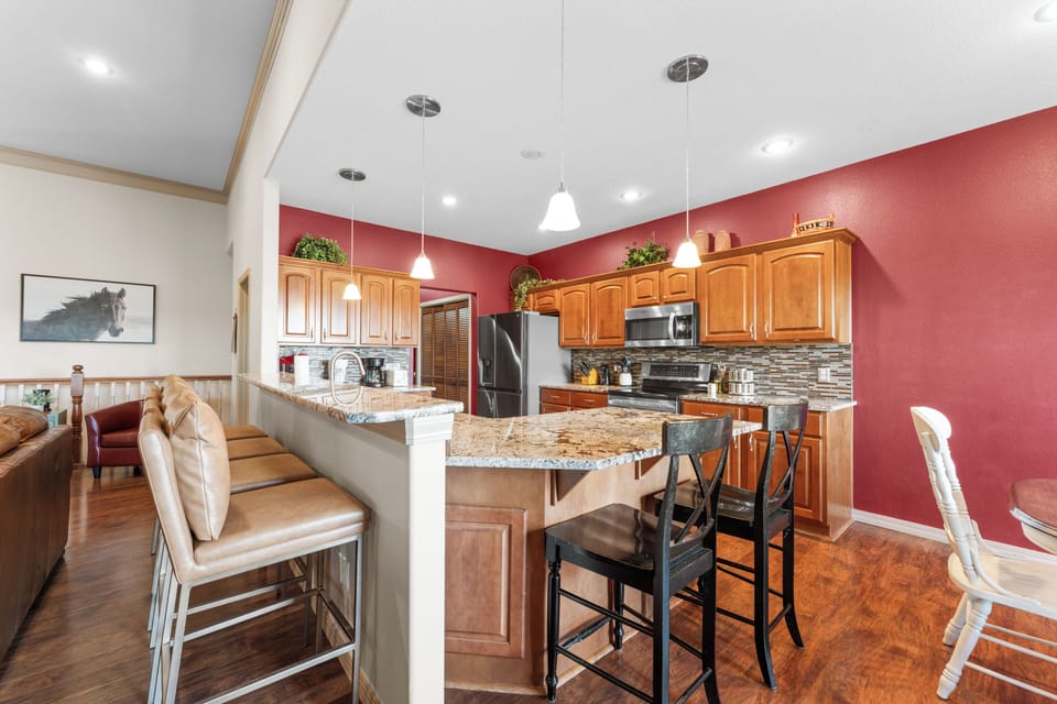 BIG Kitchen - plenty of room for your helpers - either watching or commenting :)