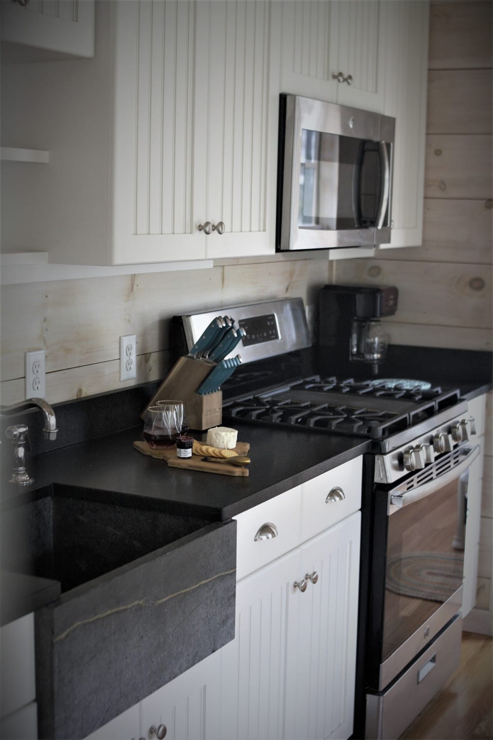 Full Kitchen for all of your cooking (or eating) needs!