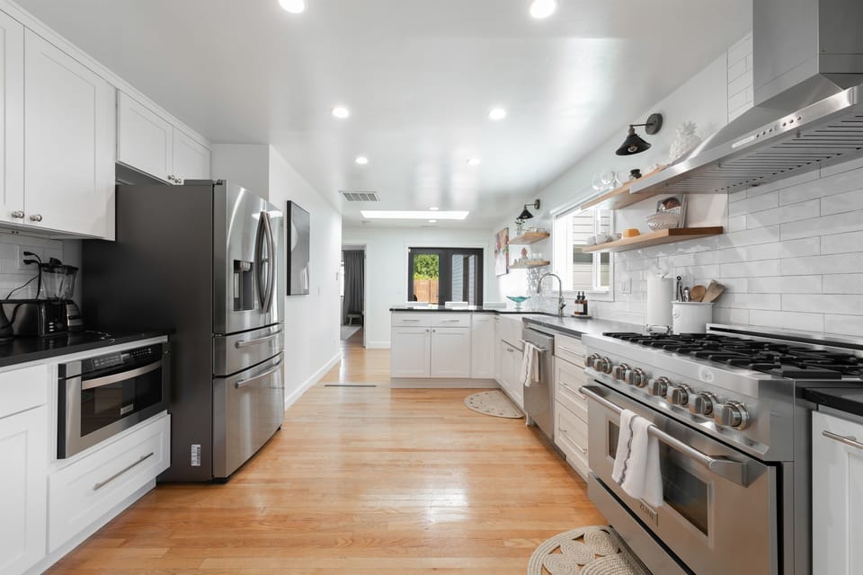 Ample kitchen with a dining table and a peninsula that provides additional seating.