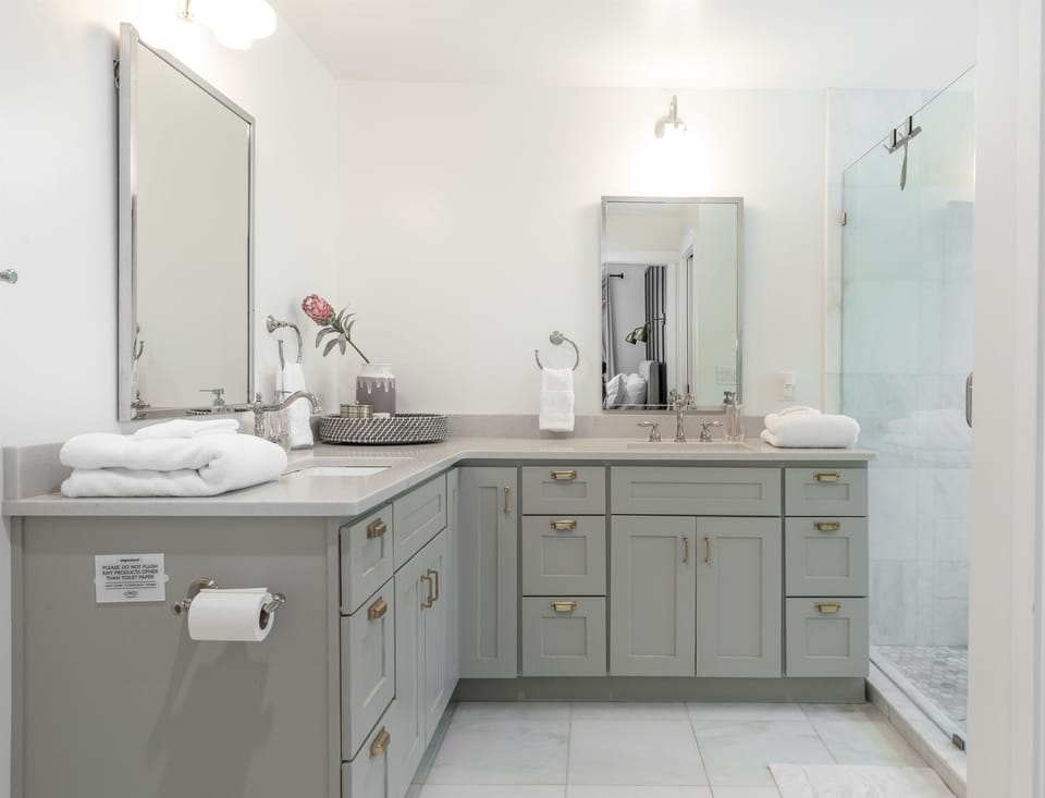 Double sink, perfect for couples or families traveling together.