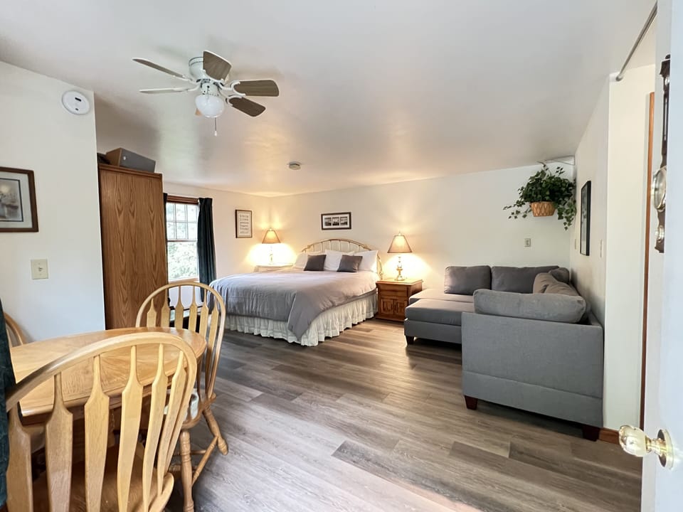 King bed, linens provided.