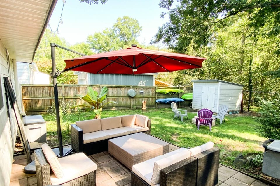 Head outside to have a family barbecue on the fully-furnished back patio.
