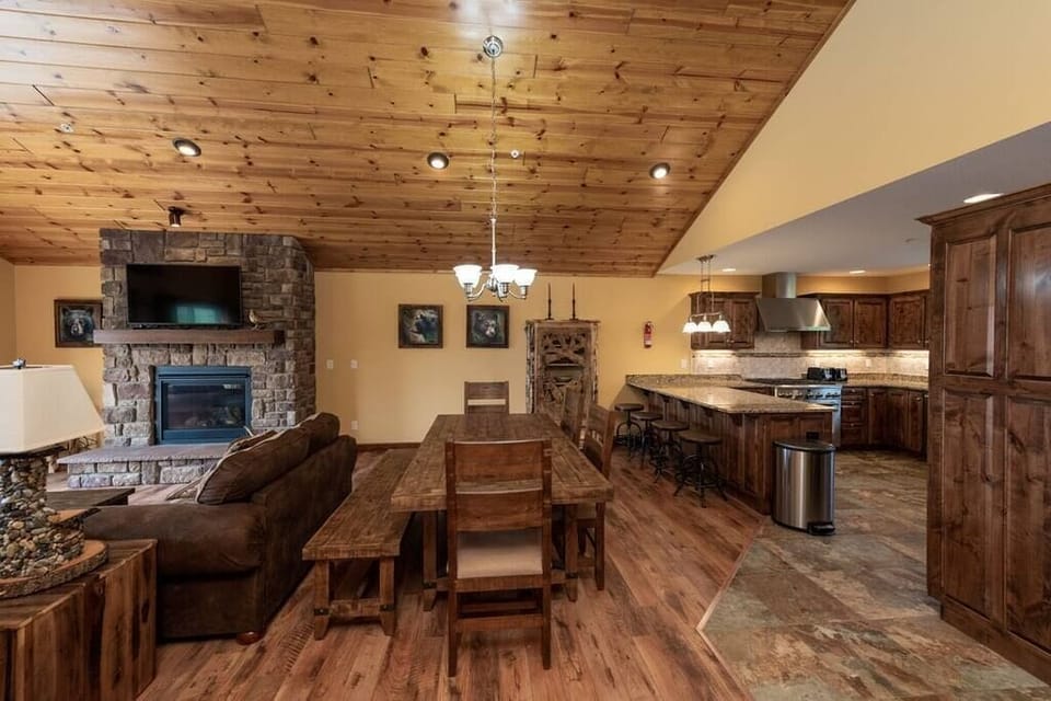 Upper level dinning space, open concept 