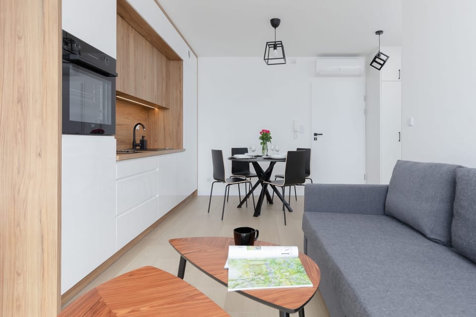 The bright living area is functionally connected to the kitchenette.