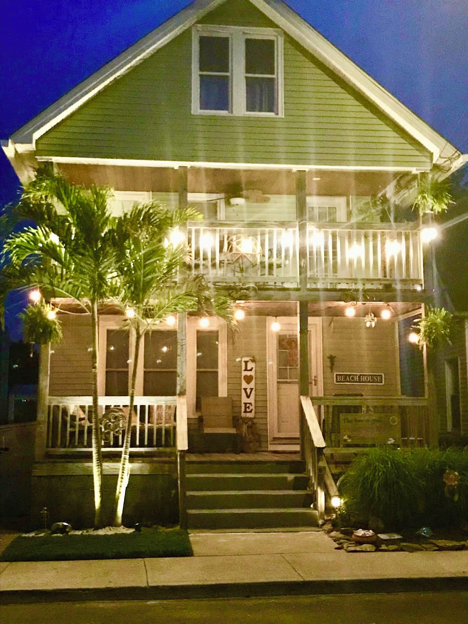 Seasonal Palm tree & a double-decker porch create an amazing ambiance! 