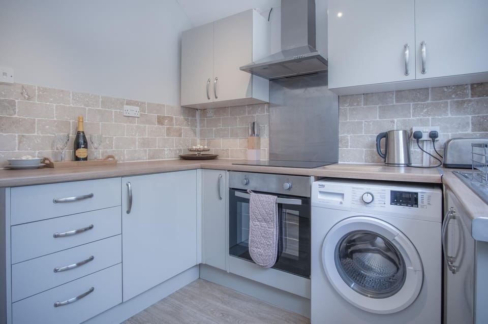 Langland Road - 2 Bedroom Town House - Mumbles (1748)