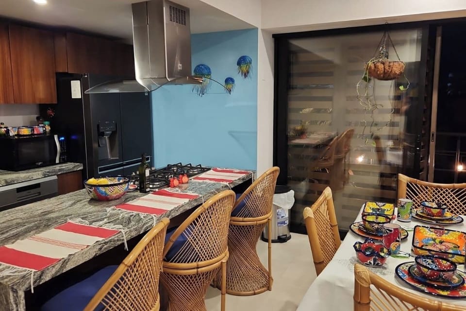 Full access to our private balcony with street view- acceso completo a nuestro balcón privado con vista a la calle