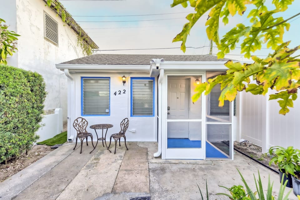 David: ''Clean rooms & Very convenient location for divers looking to stay near the bridge and riviera beach Marina.''