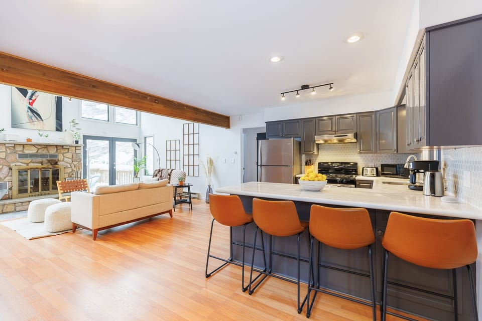 Fully equipped modern kitchen with dishwasher - just bring food and drink!