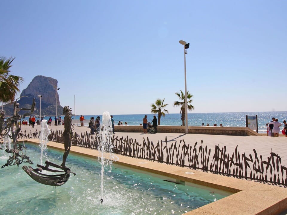 Water, Sky, Azure, Tree, Swimming Pool, Arecales, Coastal And Oceanic Landforms, Boat, Leisure