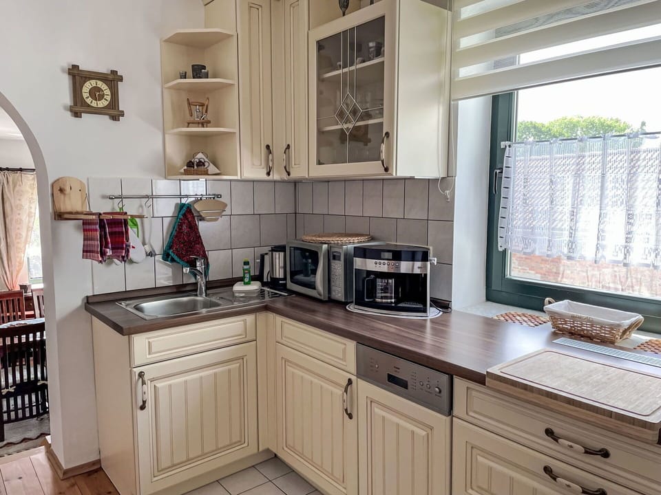Countertop, Cabinetry, Furniture, Property, Kitchen Sink, Sink, Kitchen Stove, Kitchen, Wood, Drawer