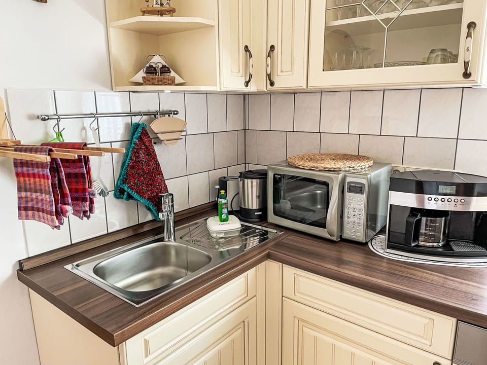 Countertop, Sink, Property, Cabinetry, Kitchen Sink, Kitchen, Plumbing Fixture, Tap, Kitchen Stove, Kitchen Appliance