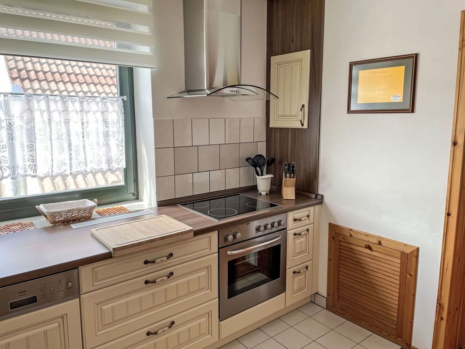 Cabinetry, Countertop, Property, Furniture, Building, Drawer, Window, Kitchen, Wood, Interior Design