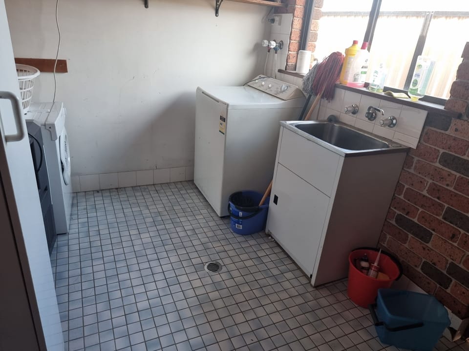 Laundry with washing machine and dryer, as well as air dryer