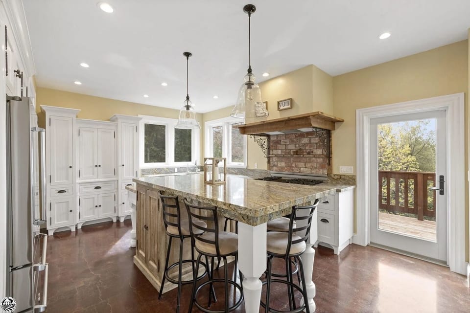 Island seats 5.  Access to balcony/deck with gas BBQ just outside door.