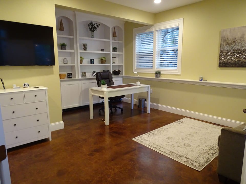 Bedroom/office. Equipped with printer and monitor.
