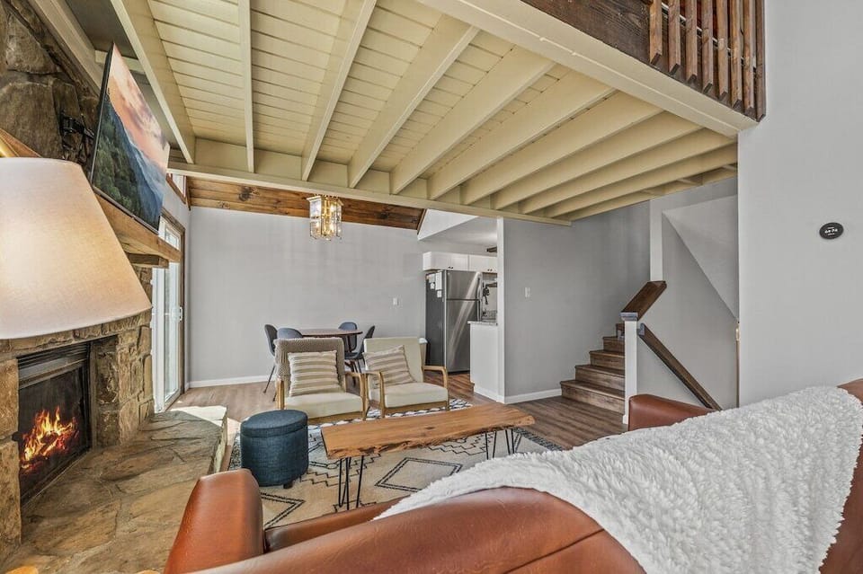 Mountain View Chalet's cozy living area