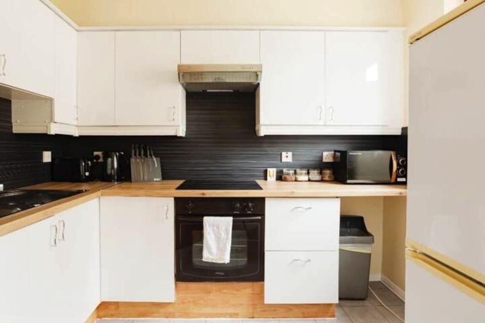 Fully Equipped kitchen (2)