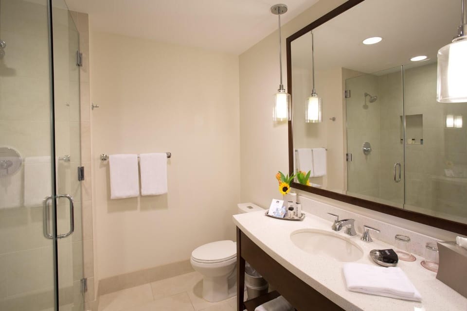 Alfond Inn Classic Queen Balcony Bathroom 21