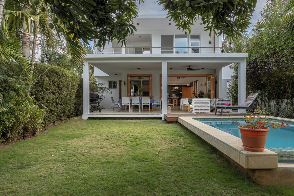 Private swimming pool & garden