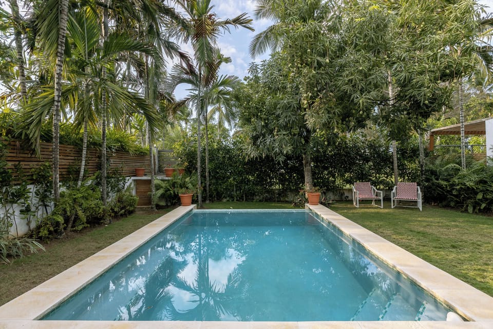 Private swimming pool & garden