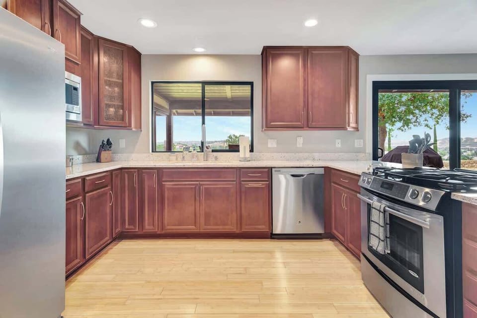 Kitchen w/Gas Range