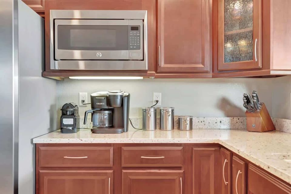 Kitchen Coffee Station w/Keurig & Espresso Machines