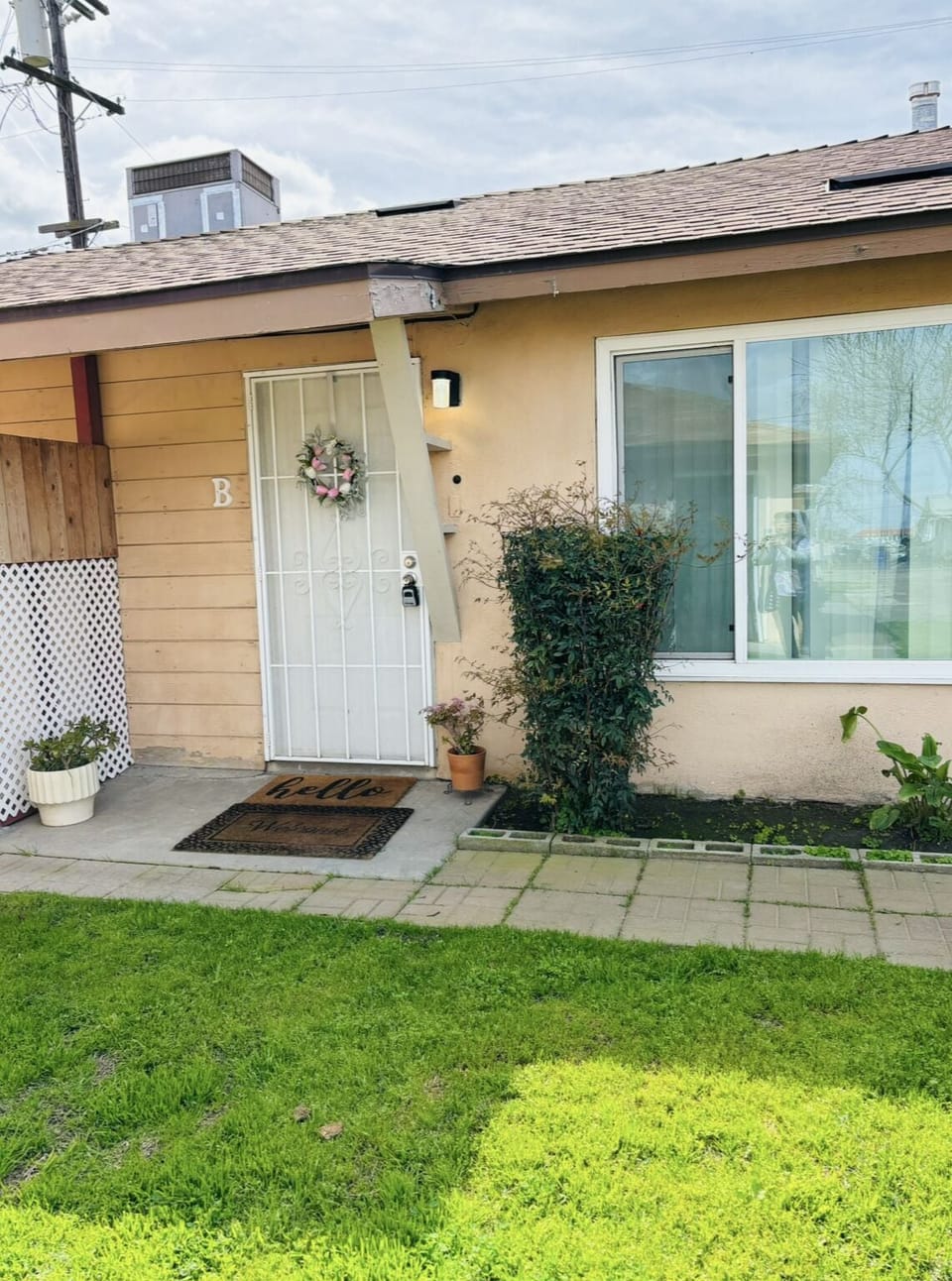 Quaint, quiet cottage walking distance to Hanford community hospital & shopping.