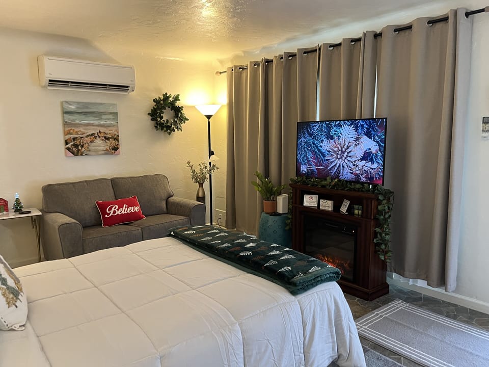 Cozy  quaint studio with comfortable full size bed.