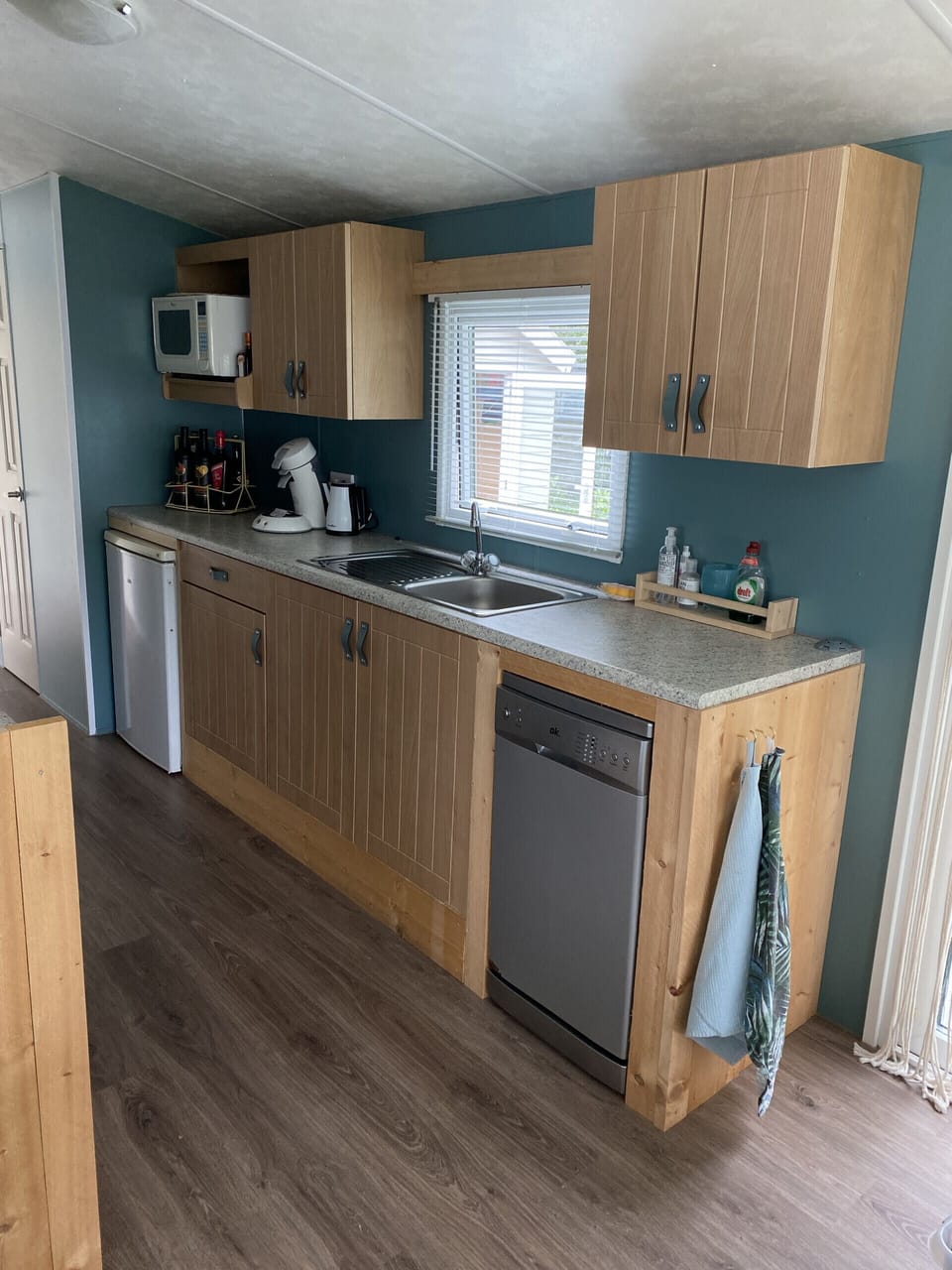 Kitchen, Coffee machine, Fridge and Cooker - EEZZ