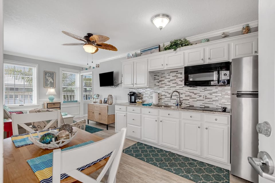 Fully equipped kitchen with cook top and microwave/convection oven