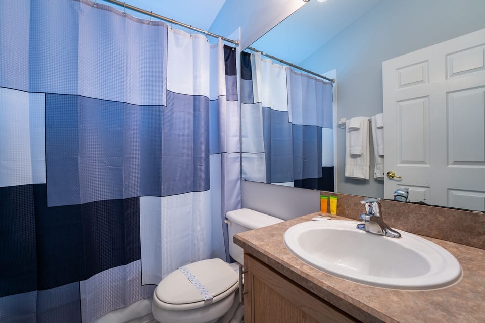 En suite bath with shower/tub combo