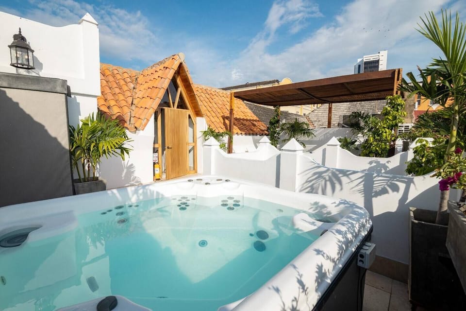 Jacuzzi terrace · Panoramic views · Tropical garden · Third floor