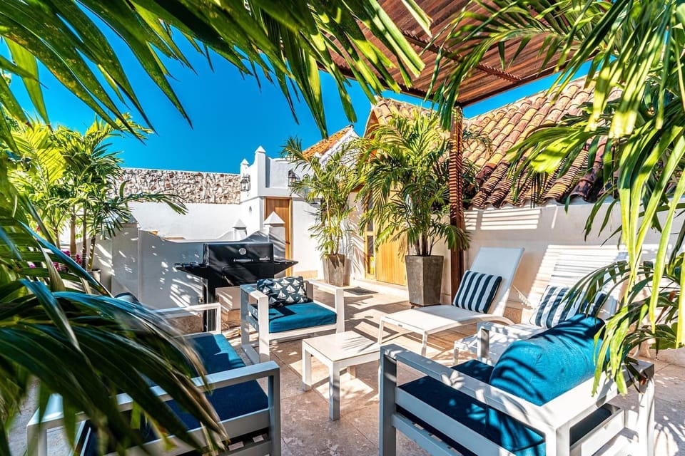 Rooftop terrace · Jacuzzi access · Private bathroom · Third floor