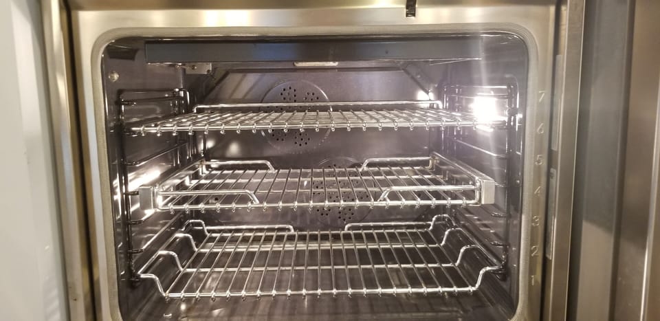 Wall oven with 3 racks