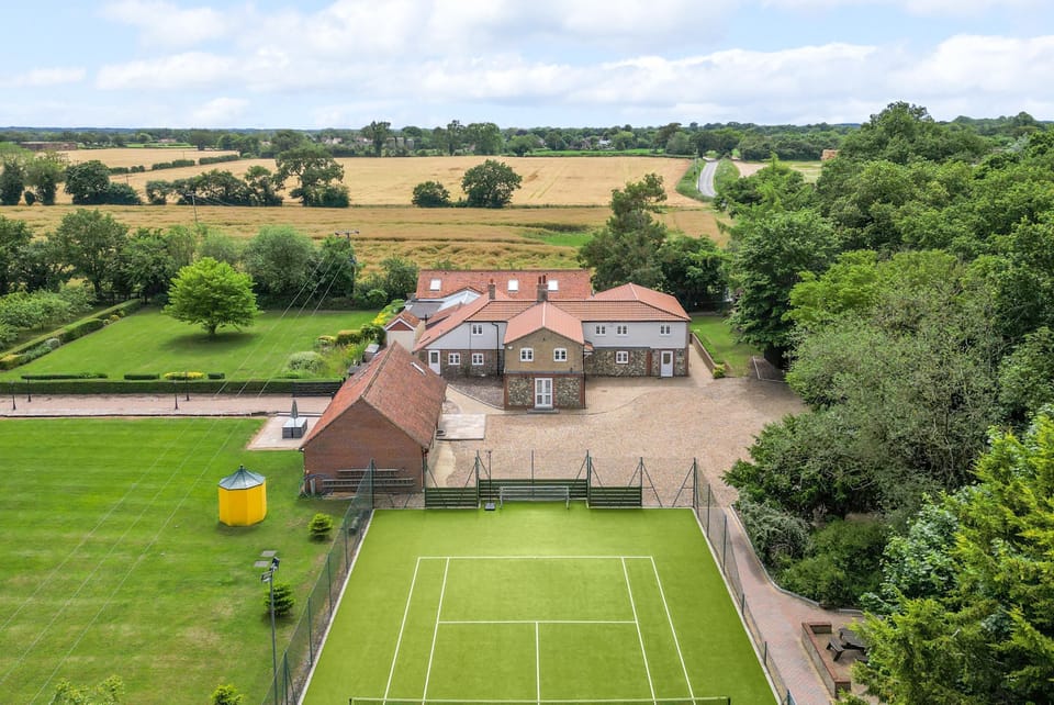 Scotgate Cottage offers the ultimate British staycation experience, with its scenic grounds and multi-sports court catering to all your sporting passions, including tennis, netball, and football.