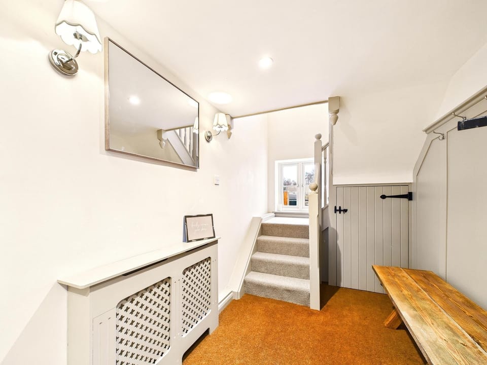 With a welcoming entrance hall, Scotgate Cottage is a great choice for bank holidays in 2026, with nearby attractions like shopping in Norwich and scenic countryside walks.